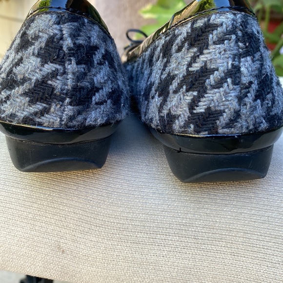 Naturalizer size 6.5 gray/black slip on shoe. - Picture 6 of 11